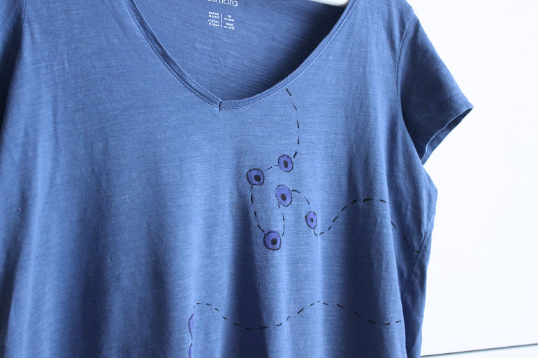 T-Shirt mit Fleck: Textilfarbe dezent gesetzt